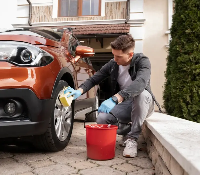 Lavage auto à domicile Fécamp : professionnel intervenant sur un véhicule